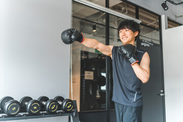 ジム,トレーニングジムでボクササイズをする若いアジア人男性
