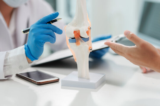 Discussion between doctor and patient on knee pain treatment. - Powered by Adobe