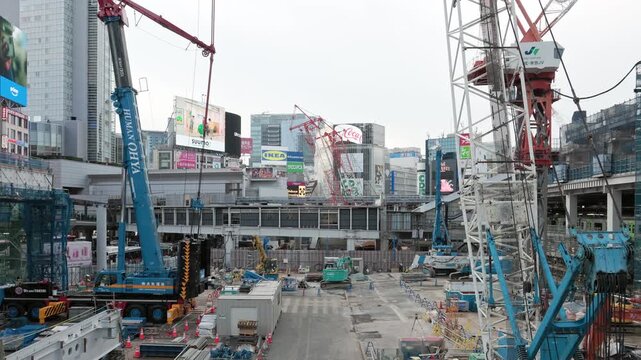 Tokyo Scene : Large-Scale Redevelopment of the Urban Central Area is Underway. Construction is Underway on the Foundations of the Massive Station Building  |  Shibuya Station Area, Tokyo, Japan