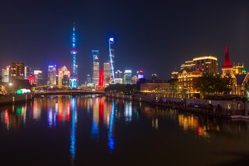 Fototapeta premium Shanghai Bund architecture and Suzhou River Waibaidu Bridge night scenery, China