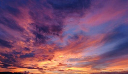 Obraz premium Vibrant sunset cloudscape. A breathtaking view of colorful clouds at sunset