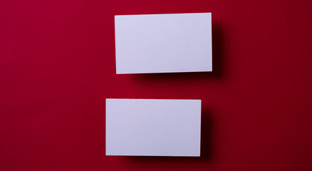 赤背景に白いカード