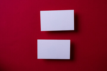 赤背景に白いカード