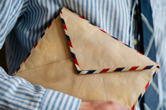 photo of woman carrying a work envelope containing cv to apply for a job foto de una mujer llevando un sobre de trabajo que contiene su curr&iacute;culum para solicitar un empleo iş başvurusu