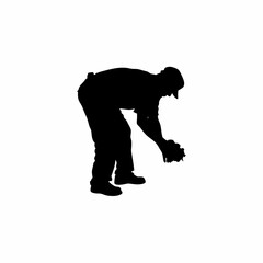 Obraz premium Silhouette of a vineyard worker harvesting ripe grapes