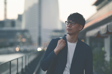 街を歩く男性