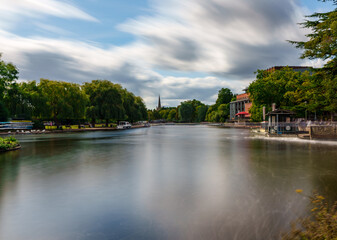 Fototapeta premium River Avon flowing through Stratford-upon-Avon with long exposure effect