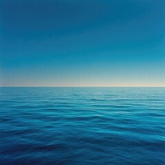 Obraz premium Blurred ocean horizon, vibrant blue