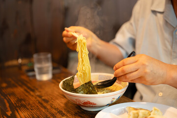 ラーメンを食べる男性