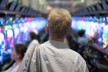 パチンコを楽しむ男性