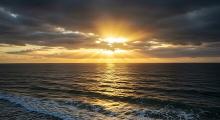 Obraz premium 黄金色に輝く夕日 海面を照らす穏やかな光 美しい波穏やかな海. AI Generated