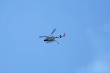 Elicottero in missione antincendio in montagna.
Giffoni Valle Piana,Sud Italia,9 Agosto 2025.