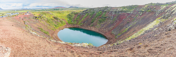 Panorama du cratère du Kerið, avec son lac turquoise et ses parois rouges, dans le Cercle d'Or, en Islande