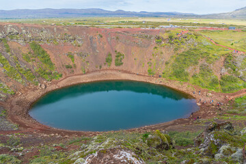 Crat&egrave;re du Keri&eth;, avec son lac turquoise et ses parois rouges, dans le Cercle d'Or, en Islande