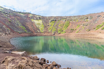 Descente au bord du lac turquoise du cratère du Kerið, avec ses parois rouges, dans le Cercle d'Or, en Islande © Pierre Violet
