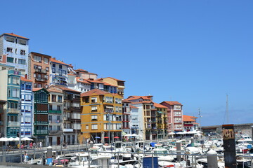 edificios frente al puerto marítimo