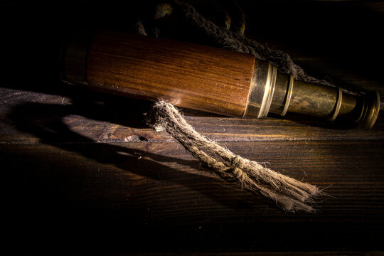 Objetos de navegaci&oacute;n de estilo vintage catalejo sobre una cuerda