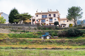 Tractor arando la tierra