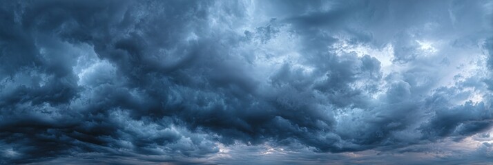 Obraz premium Dramatic Twilight Atmosphere: Expansive Overcast Sky with Looming Storm Clouds in Evening Light