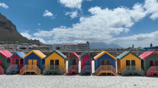 Muizenberg Strand bunte Strandh&auml;user mit Bergen in Kapstadt