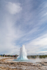 &Eacute;ruption du geyser gazeux de Strokkur sur le site de Geysir, dans le Cercle d'Or, en Islande