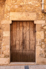 Puerta de casa antigua de pueblo