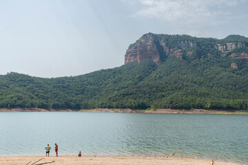 Lago y monta&ntilde;a con cielo azul
