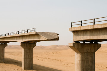 Fototapeta premium A bridge that breaks off in the middle of the desert.