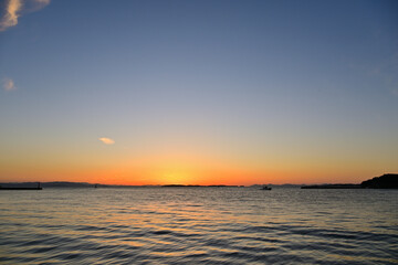 海から昇る朝日