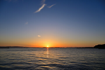 海から昇る朝日