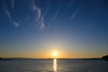 海から昇る朝日