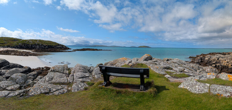 Karibik-Feeling auf Eriskay &ndash; Bank mit Blick auf t&uuml;rkisblaues Meer in den &Auml;u&szlig;eren Hebriden