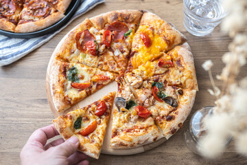 ピザを食べる子供の手