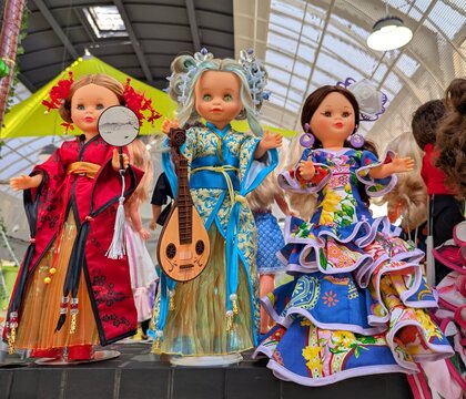 Mu&ntilde;ecas Nancy vestidas con ropa de flamenca y ropa tradicional asi&aacute;tica en exposici&oacute;n en Madrid, Espa&ntilde;a, 6 de septiembre de 2025