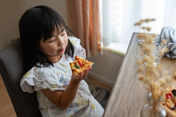 ピザを食べる女の子