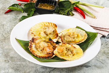 Griiled scallops in shell with cheese