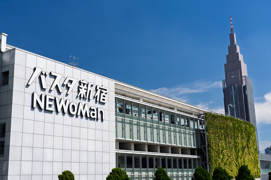 新宿の景観 バスタ新宿とドコモタワー　東京都新宿区