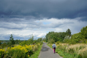 Frau auf einem Rundweg in der Bergbauregion Südbrandenburg