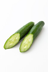 カットした胡瓜　白バック