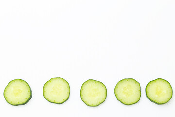 スライスしたきゅうり　白バック