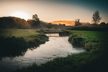 Sonnenaufgang am Fluss