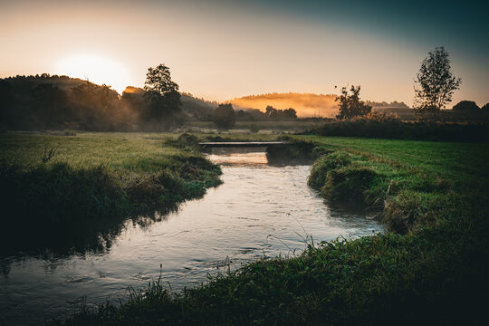 Sonnenaufgang am Fluss