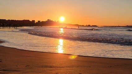 Naklejka premium Ocean waves in the gold of sunrise