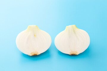 半分に切った新玉ねぎの断面　水色背景