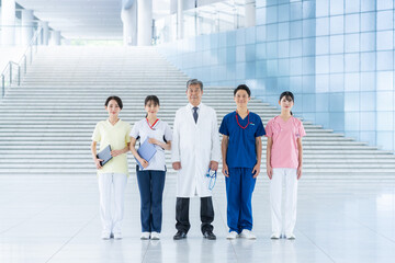 病院で働く医療スタッフ