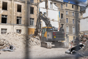 Un engin de destruction de bâtiment pour des travaux en ville.