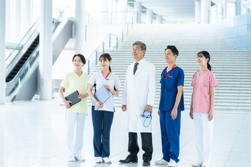 病院で働く医療スタッフ