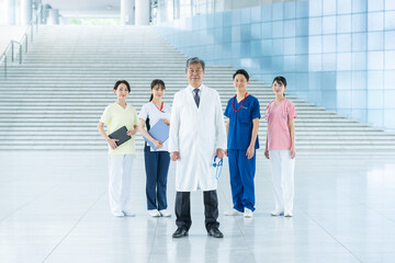 病院で働く医療スタッフ