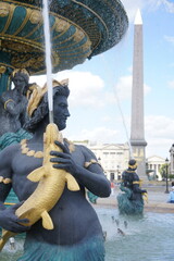 Fontaine remarquable de la place de la Concorde &agrave; Paris avec ses jets d'eau en action