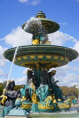 Fontaine remarquable de la place de la Concorde &agrave; Paris avec ses jets d'eau en action